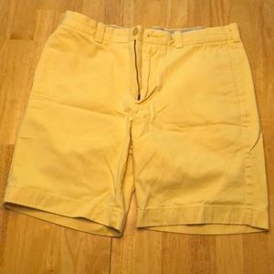 Men’s yellow khaki shorts